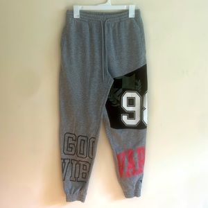 No Boundaries grey sweatpants with graphics